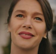 Rezumat primul episod „Fata de la fereastră”, difuzat în 7 octombrie la Kanal D: Deși s-au întâlnit întâmplător, Sedat vrea să se căsătorească cu Nalan